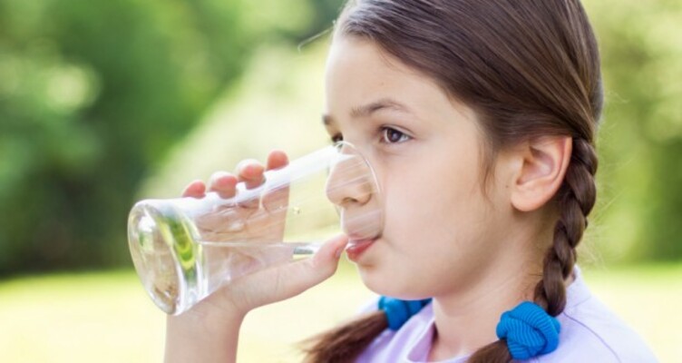 Criança a beber água