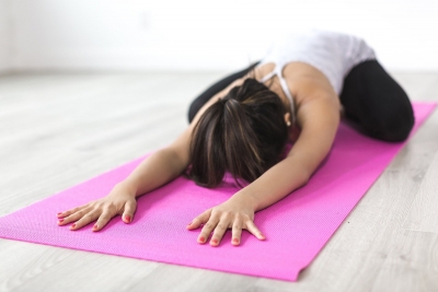 5 posturas de yoga restaurativo para aliviar o stress