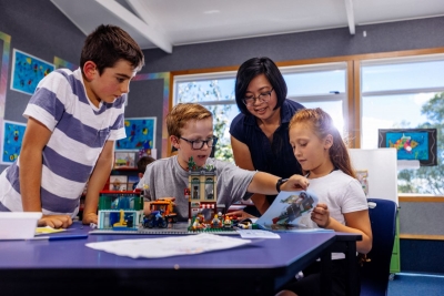 A LEGO Foundation investe 20 milhões de dólares para catalisar a inovação no apoio a crianças neurodivergentes
